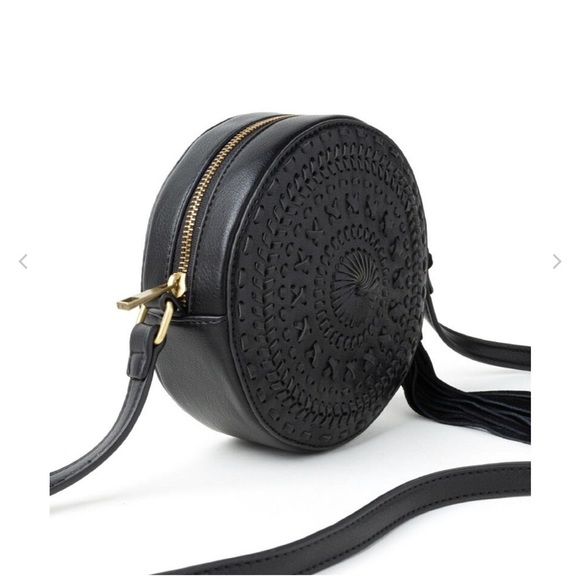 ⭐️ 3/$25 ⭐️ Black Round Whipstitch Crossbody - Picture 3 of 13
